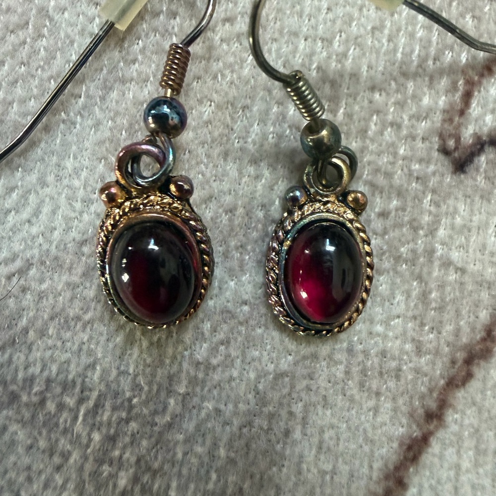 vintage-style dangle drop earrings. burgundy red cabochon garnet stones